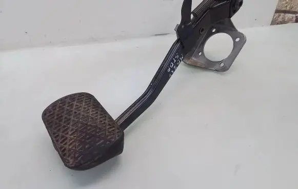 Mercedes-Benz E W210 Brake pedal A2022901619