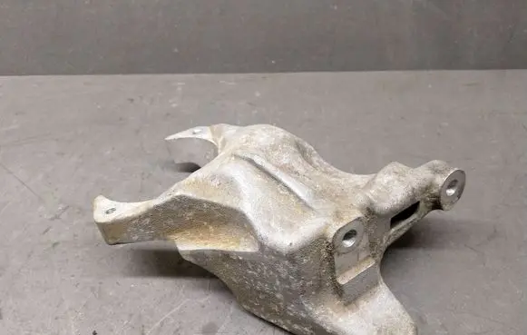 Audi A8 S8 D3 4E Engine mounting bracket 4E0199370T