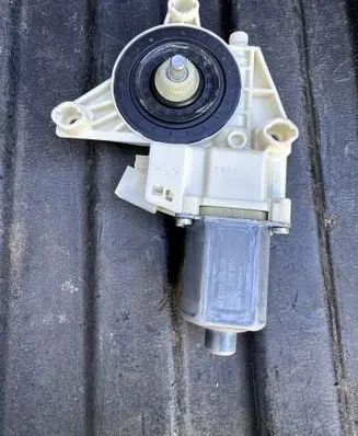 Mercedes-Benz S W222 Front door window regulator motor A1669060301 937672101