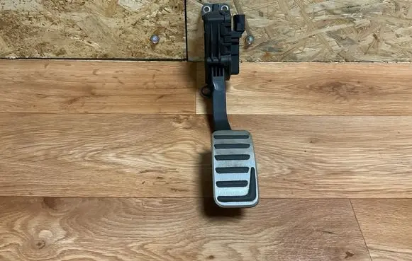 Accelerator throttle pedal