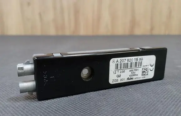 Mercedes-Benz E A207 Aerial antenna amplifier 2078201589 A2078201589
