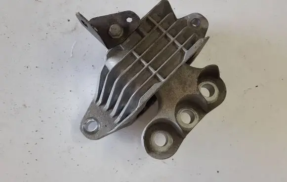 Engine mount vacuum valve