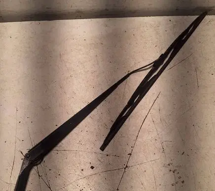 Front wiper blade arm