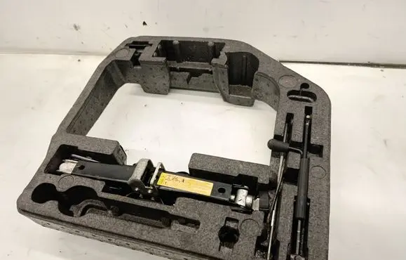 Audi A4 S4 B8 8K Tool set 8T0012109A