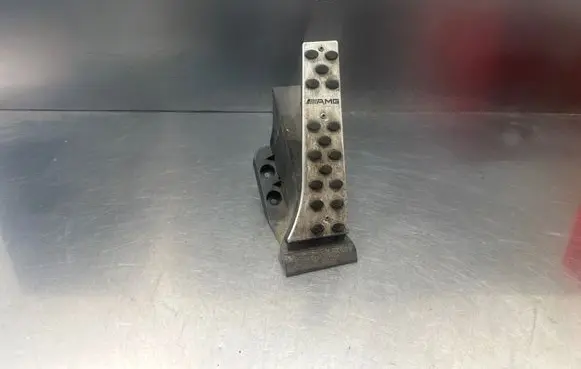 Mercedes-Benz E W212 Accelerator throttle pedal A2043000004