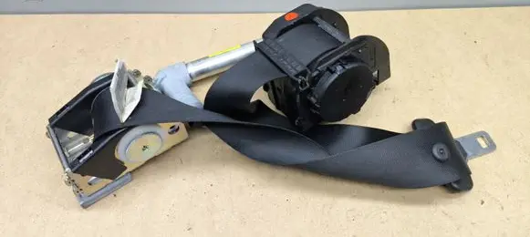 BMW 7 E65 E66 Rear seatbelt 33018544