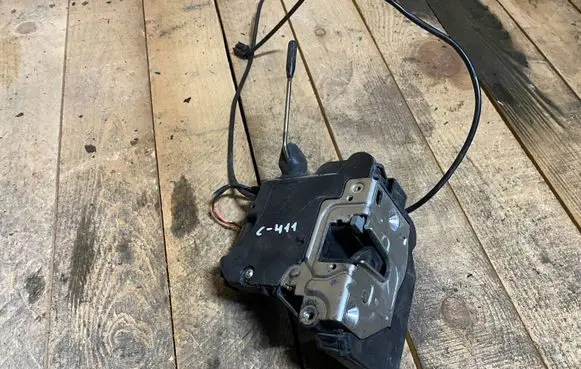 Mercedes-Benz C W203 Front door lock a2037200435 2037200435
