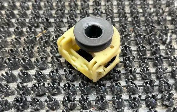 Radiator mount bracket
