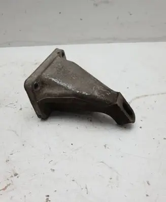 Engine mounting bracket