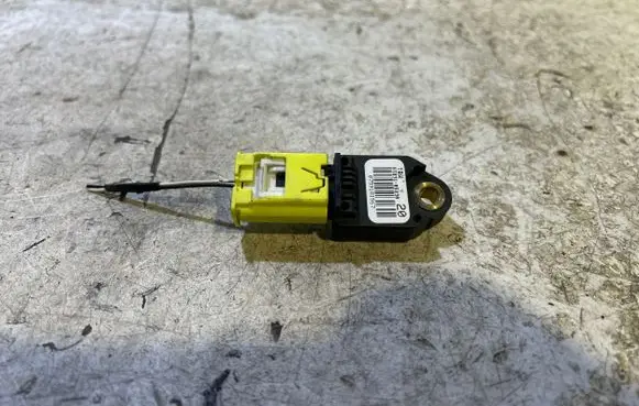 Toyota Avensis T270 Airbag deployment crash/impact sensor 8983105030 0759181567