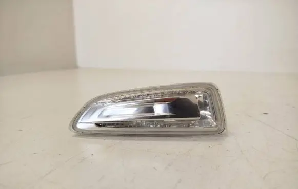 Opel Astra J Front fender indicator light E1012724 2085