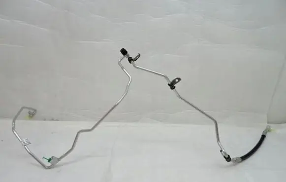 Opel Vivaro Air conditioning (A/C) pipe/hose 924404642R