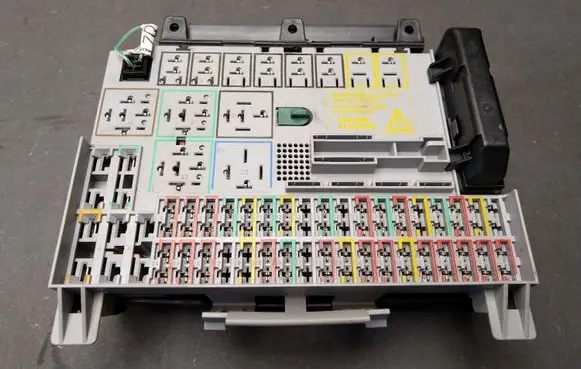 Opel Zafira A Fuse box set 90583459 90505470