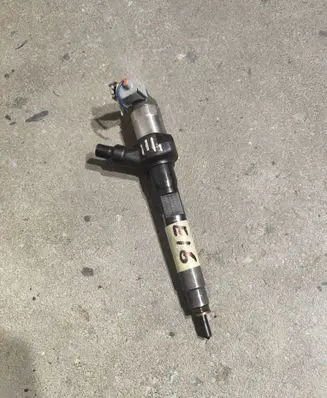 Mazda CX-7 Fuel injector R2AA13H50