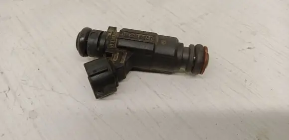 Audi A8 S8 D3 4E Fuel injector 079133551B