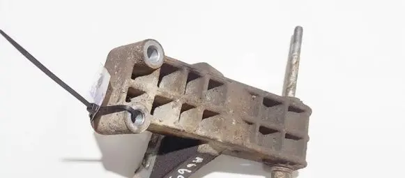 Engine mounting bracket