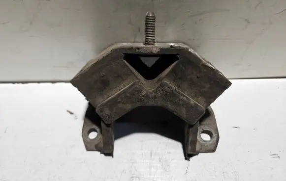 Renault Megane I Engine mount bracket 7700765935