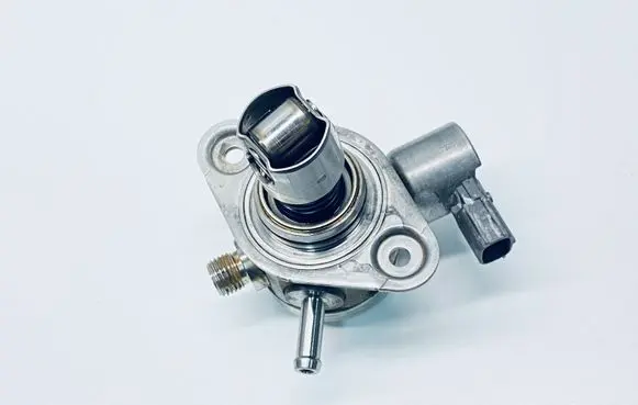 Suzuki SX4 S-Cross Fuel injection high pressure pump 1521068M00 1272968M00