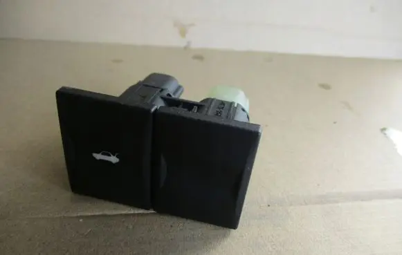 Ford Mondeo Mk III Tailgate/trunk/boot open switch 