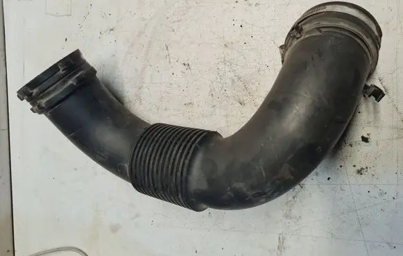 Opel Vivaro Air intake hose/pipe