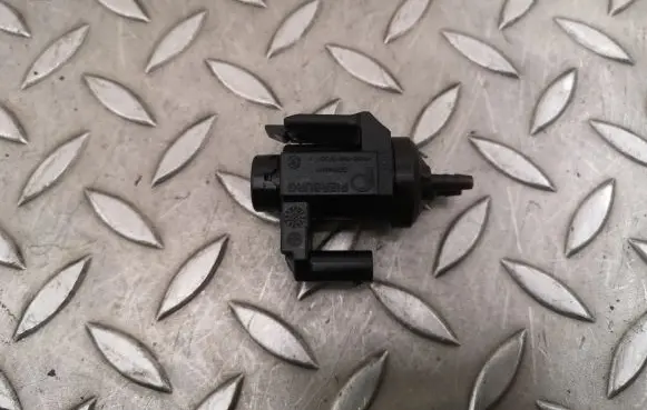 BMW 5 G30 G31 Turbo solenoid valve 8570591