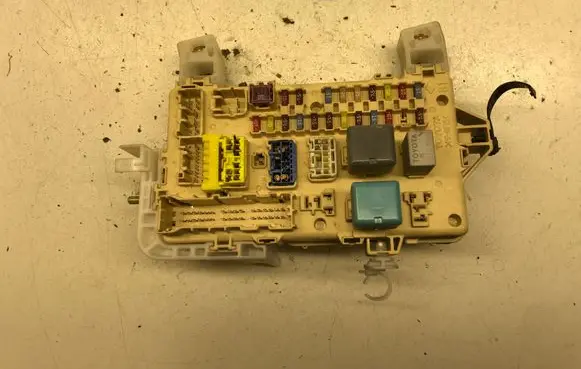 Toyota Corolla Verso AR10 Fuse module 892210F010