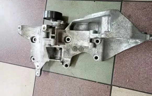Volkswagen Golf VI Generator/alternator bracket 03L903143Q