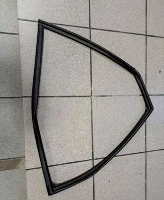 Nissan Pulsar Rubber seal rear door window/glass 823303ZL0A