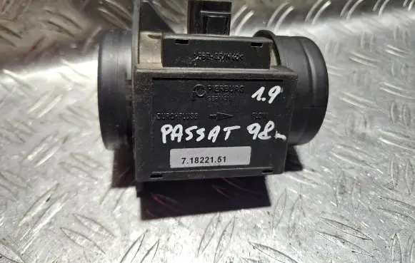 Volkswagen PASSAT B4 Mass air flow meter 71822151