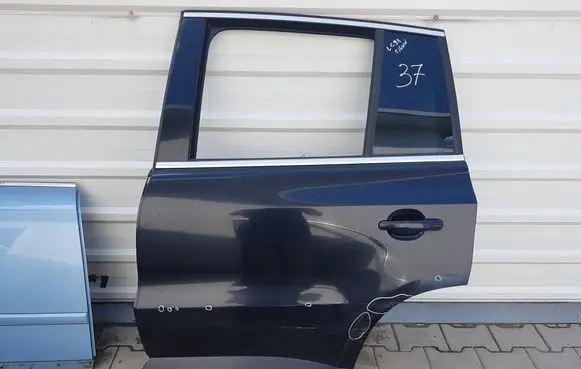 Volkswagen Tiguan Rear door
