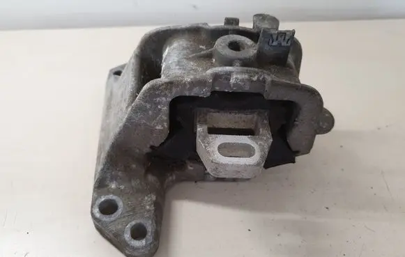 Peugeot 407 Engine mount bracket