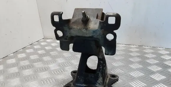 Nissan Navara D23 Engine mount bracket