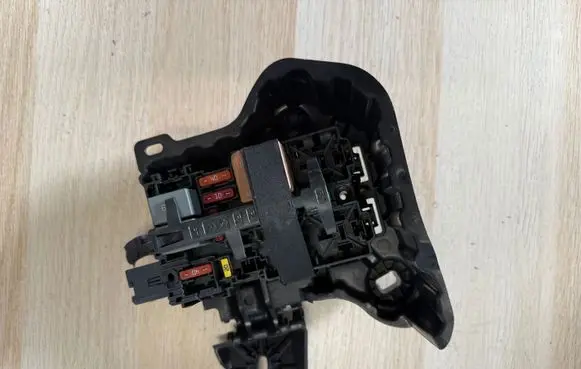 Citroen C4 III e-C4 Fuse module 9806192580