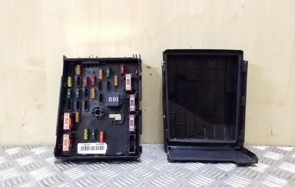 Volkswagen PASSAT B7 Fuse box set 3C0937125A 1K0937132F