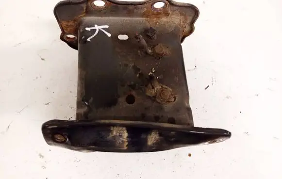 Front bumper mounting bracket