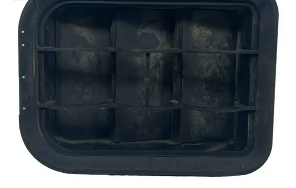 Quarter panel pressure vent