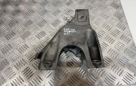 BMW 5 E60 E61 Engine mounting bracket 6770940