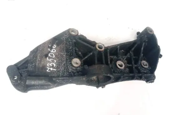 Nissan Note (E11) Engine mounting bracket