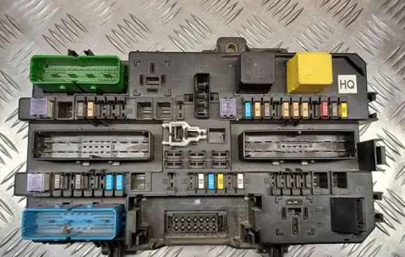Opel Zafira B Fuse module 13220831