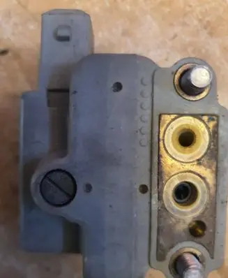 Audi 80 90 B3 Fuel pressure regulator 2437020005