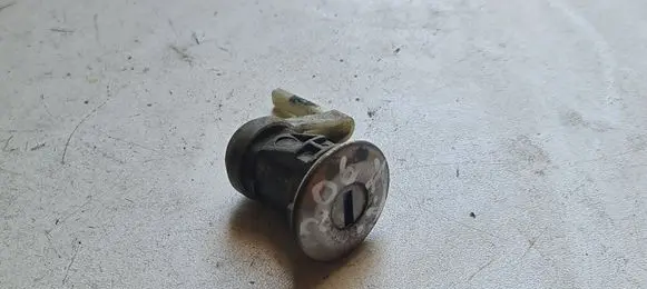 Peugeot 206 Front door lock (next to the handle) 