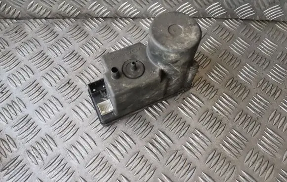 Audi A4 S4 B5 8D Central locking vacuum pump 4A0862257A