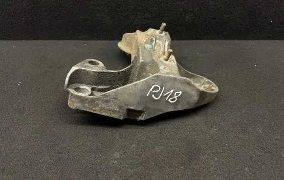 Volkswagen PASSAT B5.5 Engine mounting bracket 8E0199351F