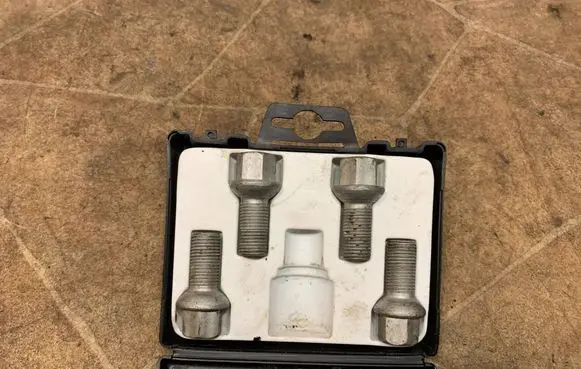 Mercedes-Benz C W204 Nuts/bolts B66470155