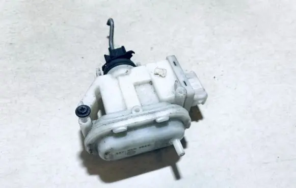 Volkswagen PASSAT B4 Central locking vacuum pump 357862153H