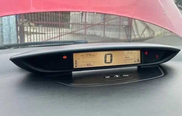Speedometer (instrument cluster)