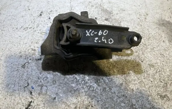 Volvo XC60 Engine mount bracket