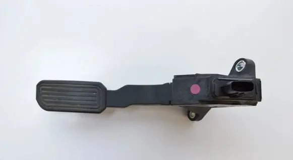 Toyota Avensis T270 Accelerator throttle pedal 7811002022 03905818926