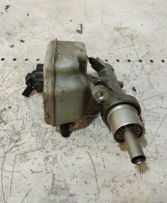 Volkswagen Touran I Master brake cylinder