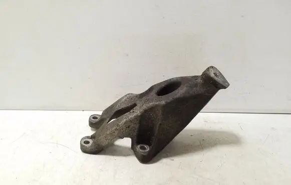 Engine mounting bracket